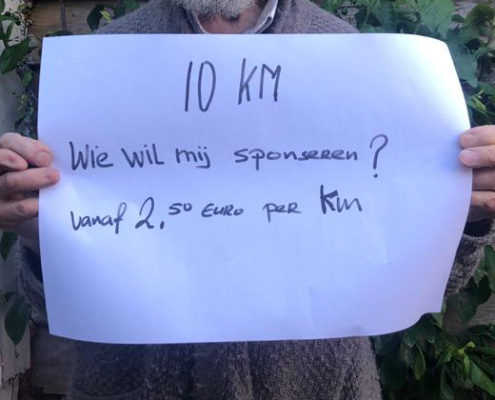 83 jarige vrijwilliger toont creativiteit en de wil om te helpen