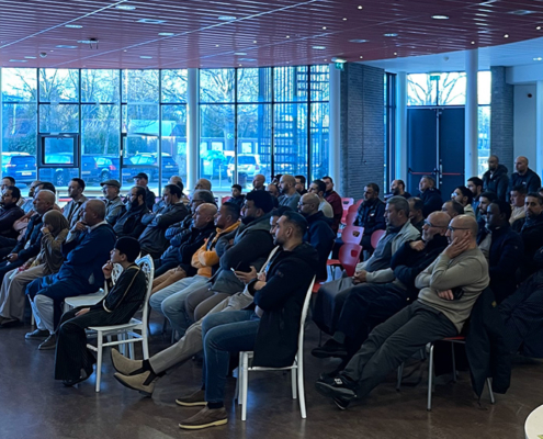 Bezoekers van de presentatie keken en luisterde aandacht toe tijdens de presentaties