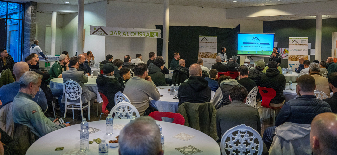 Een gevulde zaal iftar bijeenkomst