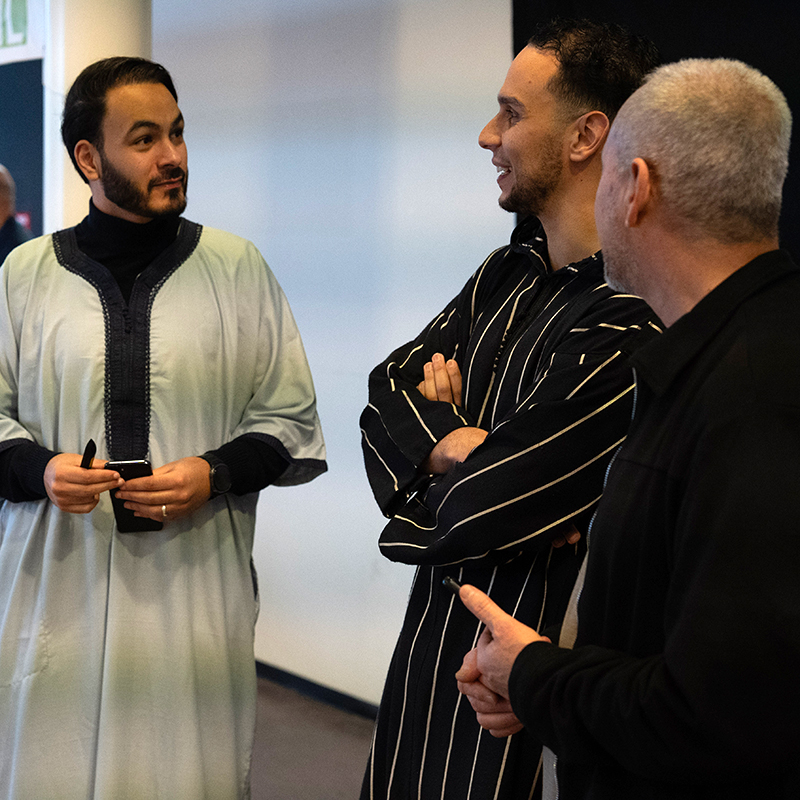 in gesprek tijdens de iftar