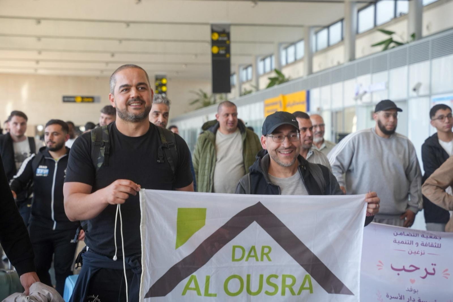 ontvangst luchthaven nador met vlag van dar al ousra