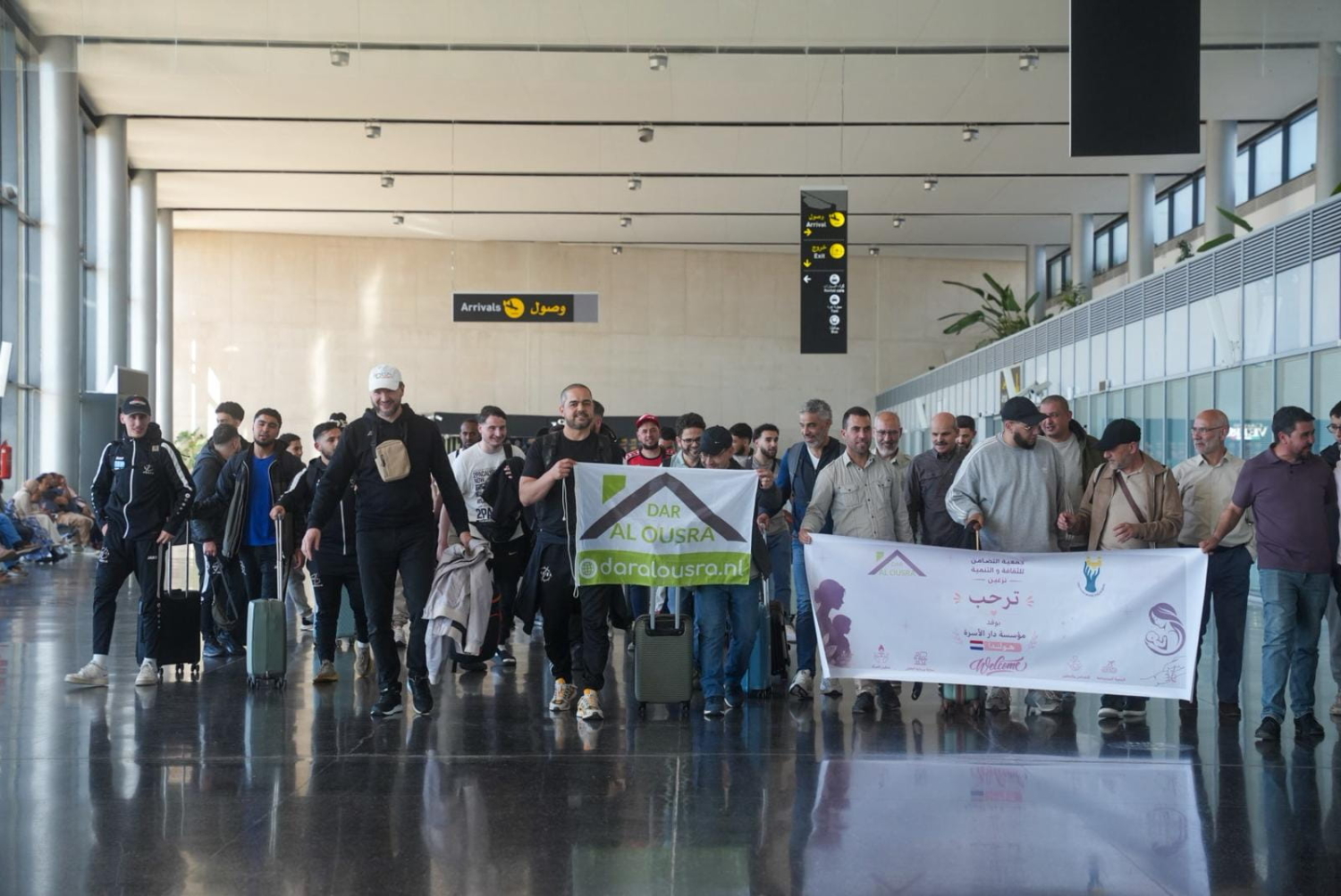 grote groep dar al ousra bij luchthaven Nador voor project riff