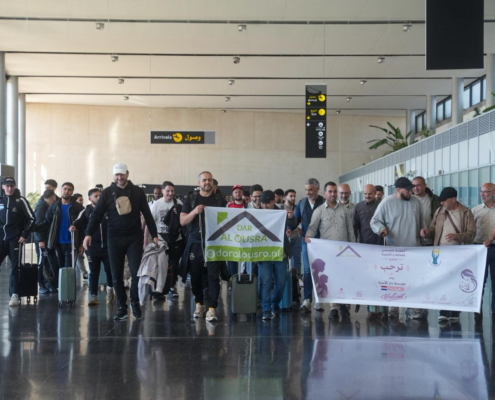 grote groep dar al ousra bij luchthaven Nador voor project riff