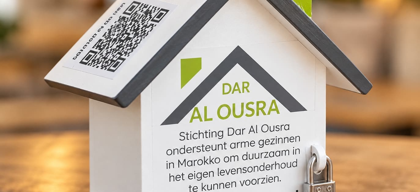 Houten donatiehuisje met QR-code van Dar Al Ousra