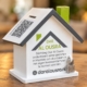 Houten donatiehuisje met QR-code van Dar Al Ousra