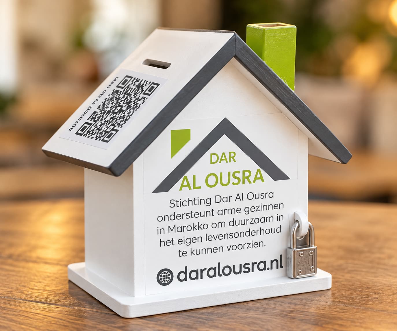 Houten donatiehuisje met QR-code van Dar Al Ousra